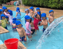 夏は名物の湧水プールで大はしゃぎ！