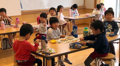 食育館「げんきッズ」ランチルームでの食事